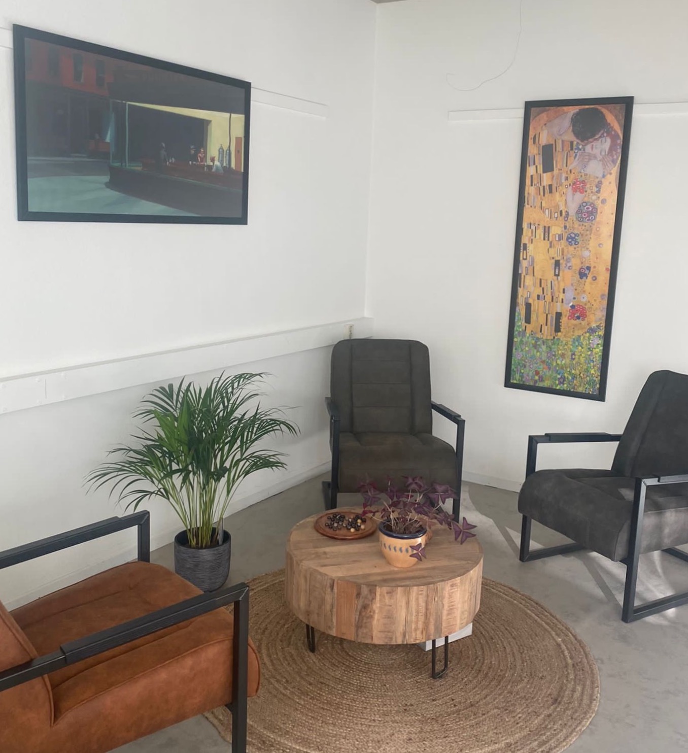 Wachtruimte met kunst aan de wand
